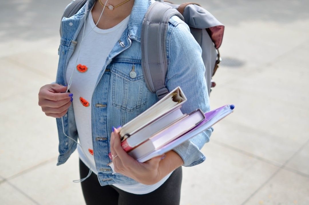 Student met rugzak, boeken en oordopjes onderweg